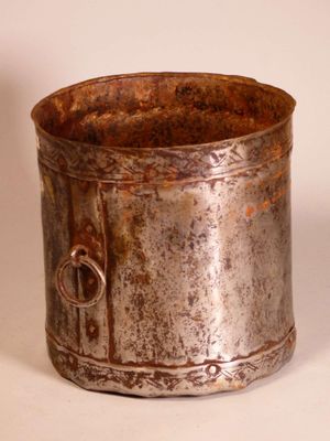 INDE Pot en métal argenté et un vase à panse globulaire et t…
