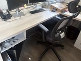 un bureau équipé de deux écrans et d'un clavier