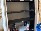 une photo d'un meuble de rangement dans une maison en cours de construction