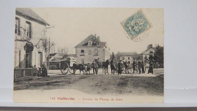 Vieilleville : Avenue du Champ de Foire (AAA 144). 2 infimes défa...