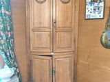 une grande armoire en bois dans un coin de la pièce