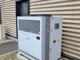 an air conditioner sitting outside of a building next to a building