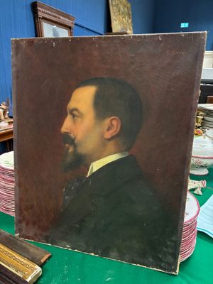 portrait d'un homme barbu, vêtu d'un costume noir et d'une chemise blanche