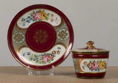 une assiette et un bol posés sur une table