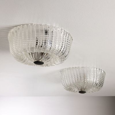 deux lampes suspendues au plafond de la pièce