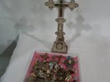 une croix sur une table avec beaucoup de bijoux dessus