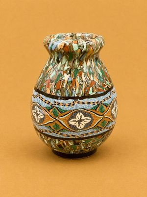 un vase posé sur une surface marron