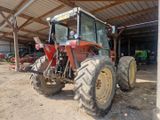 un tracteur garé dans un bâtiment