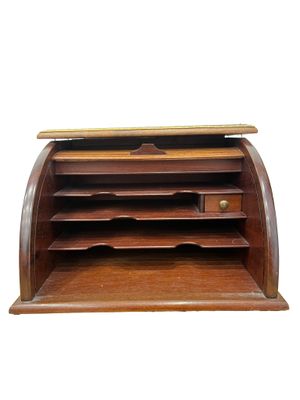 une image représentant un bureau en bois muni de trois étagères et d'un tiroir