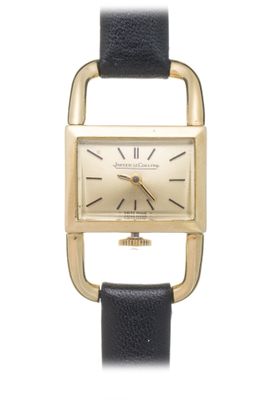 une image d'une montre en gros plan sur fond blanc