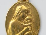 une médaille d’or représentant la Vierge à l’Enfant