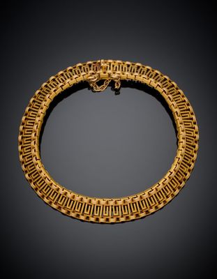un bracelet en or orné d'une tête de lion