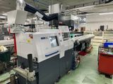 une machine qui se trouve au milieu d'une usine