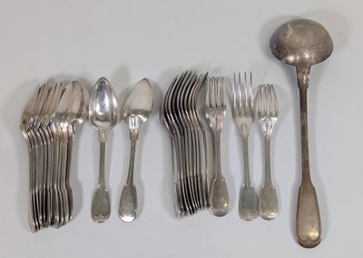 beaucoup de cuillères et de fourchettes en argent sur la table