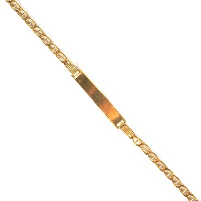 gros plan d'un bracelet en or sur fond blanc