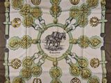 un foulard carré orné d'une image représentant un cheval et une calèche