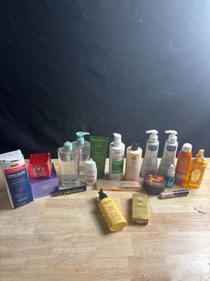 de nombreux types de produits de soins de la peau sur la table
