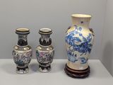 trois vases posés sur une table