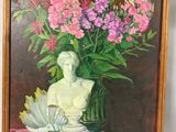 un tableau représentant un vase de fleurs et une statue posés sur une table