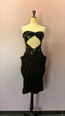 robe de cocktail noire sans bretelles posée sur un mannequin