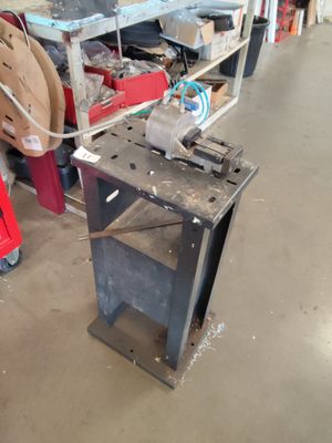 une photo d'un établi métallique dans un atelier