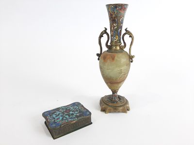 deux vases posés l'un à côté de l'autre sur une surface blanche