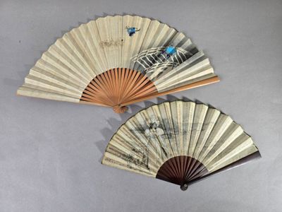 Suite de deux éventails aux brins en bois naturel, feuille e…