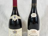 deux bouteilles de vin posées l'une à côté de l'autre sur une table