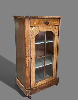 une vieille vitrine en bois avec des portes vitrées et des étagères