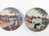 deux assiettes sur lesquelles figurent l'image d'un homme et d'un chien