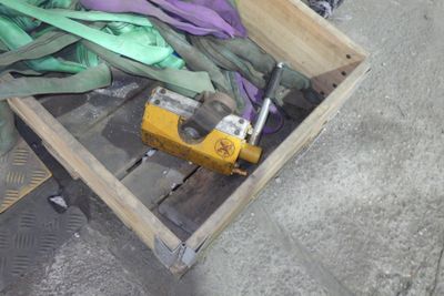 une caisse en bois remplie de tuyaux verts et violets