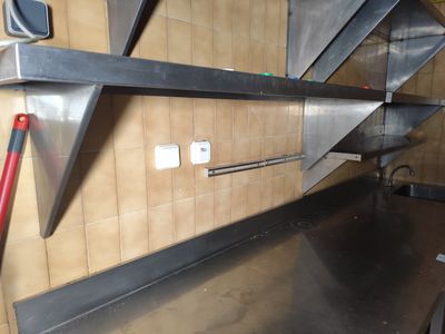 une grande étagère métallique au milieu d'une cuisine