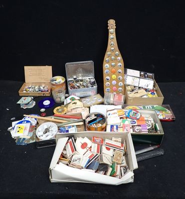 un grand nombre d'objets posés sur une table