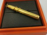 une boîte orange contenant un stylo doré