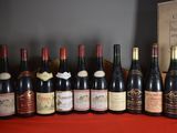 plusieurs bouteilles de vin sont alignées sur une table