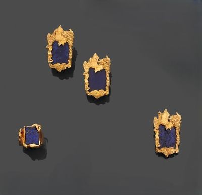 trois boucles d'oreilles en or et en lapis-lazuli, ainsi qu'une bague