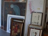 une pièce dont les murs sont ornés de nombreuses œuvres d'art encadrées