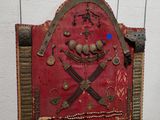 une plaque rouge sur laquelle figurent deux épées croisées