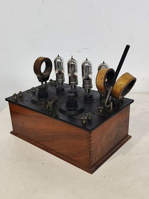 une petite boîte en bois contenant tout un ensemble d'appareils électriques de différents types
