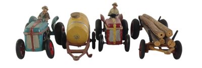 trois petites voitures avec des personnages à l'intérieur, alignées les unes à côté des autres