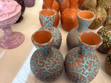 de nombreux vases de différentes couleurs, tous ensemble sur la table