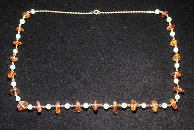 gros plan d'un collier sur une surface noire