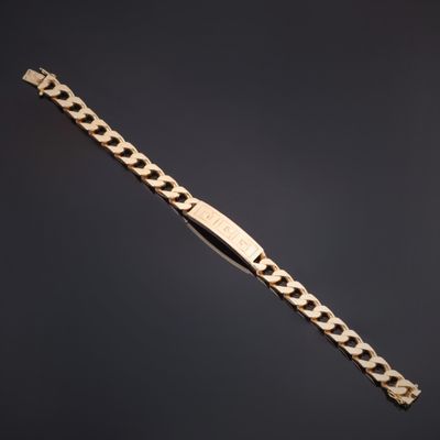 un bracelet en or 18 carats à maillons de type « curb »