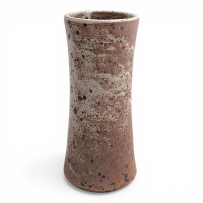 VASE de forme diabolo en grès, monogrammé au-dessous