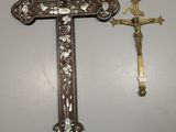 une croix et un crucifix accrochés au mur