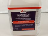 un gros plan sur une bouteille contenant un liquide posée sur une table