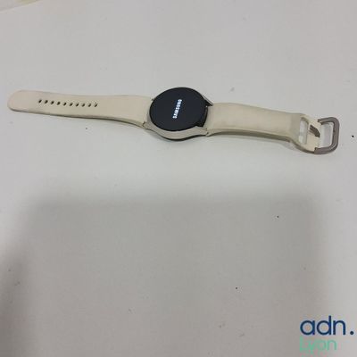 montre connectée Samsung avec un bracelet blanc et un cadran noir