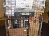 un chariot sur lequel sont posés de nombreux cartons