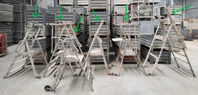 de nombreuses chaises et échelles dans un grand entrepôt