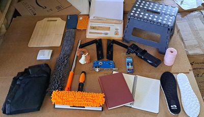 de nombreux objets posés sur un carton